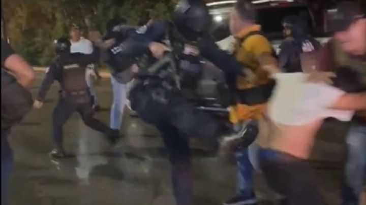 Bloqueo carretero en Playa del Carmen termina con múltiples detenidos por trifulca con policías