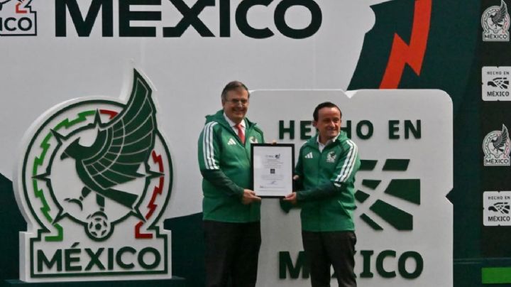 Marcelo Ebrard entrega distintivo “Hecho en México” a la Selección Mexicana de futbol (Video)