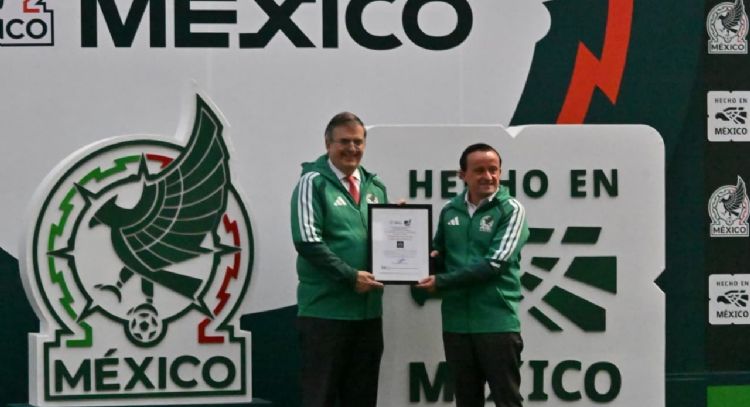 Marcelo Ebrard entrega distintivo “Hecho en México” a la Selección Mexicana de futbol (Video)