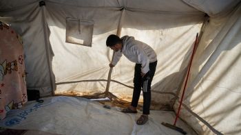 Primeras lluvias invernales fuertes azotan refugios improvisados de Gaza