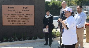 Develan memorial "Esme y Sofi", dos hermanas que fallecieron al caer en una coladera sin tapa