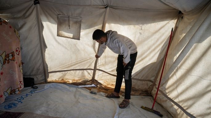 Primeras lluvias invernales fuertes azotan refugios improvisados de Gaza