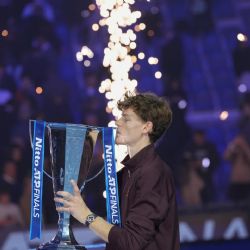 Jannik Sinner vence a Carlos Alcaraz y retiene el título de las Finales ATP ante su público