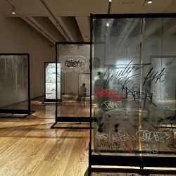 “¿Cómo salimos?”, la exposición de Teresa Margolles con vidrios de balaceras (Video)