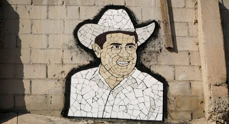 Colocan mural de Carlos Manzo frente a oficinas de la FGE en Mexicali
