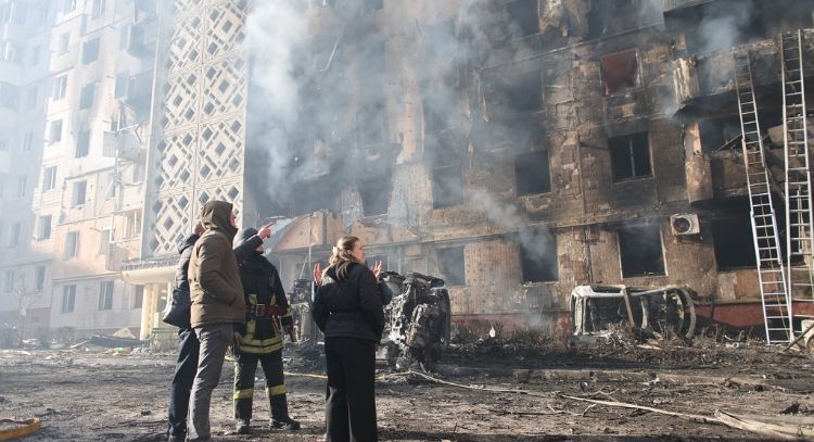 Bombardeo ruso mata a 25 en ciudad ucraniana mientras Zelenskyy se reúne con Erdogan en Turquía