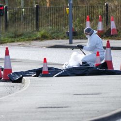 Policía descarta terrorismo en ataque con cuchillo en un tren del Reino Unido; hay dos detenidos