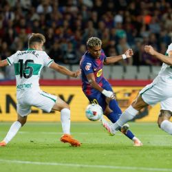 Barcelona gana 3-1 al Elche y se mantiene segundo en LaLiga