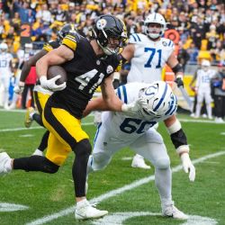 Los Steelers fuerzan 6 pérdidas de balón y supera por 27-20 a los Colts, líderes de la AFC