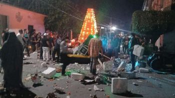 Explota carro alegórico con pirotecnia durante caravana de Día de Muertos en Mazatepec (Video)