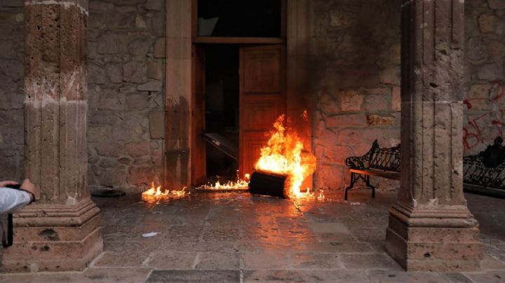 Irrumpen con violencia en Palacio de Gobierno de Michoacán tras marcha por la paz (Videos)