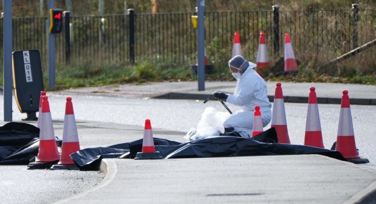 Policía descarta terrorismo en ataque con cuchillo en un tren del Reino Unido; hay dos detenidos