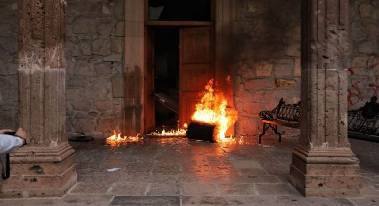 Irrumpen con violencia en Palacio de Gobierno de Michoacán tras marcha por la paz (Videos)