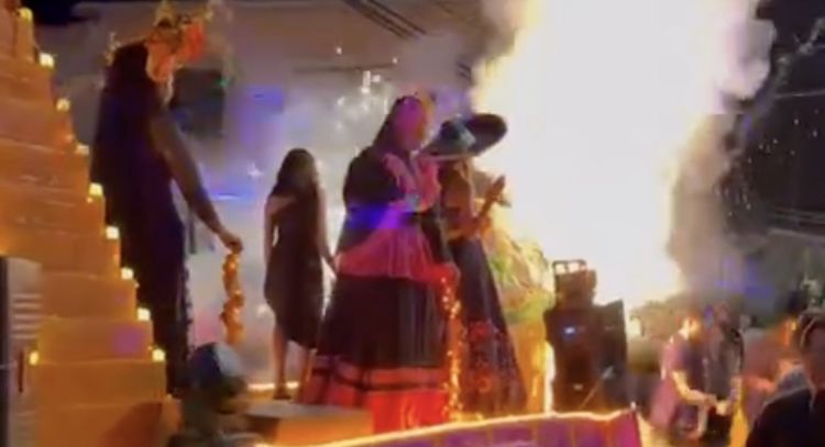 Explota carro alegórico con pirotecnia durante caravana del Día de Muertos en Mazatepec (Video)