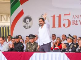 Alcalde de Reynosa abandona desfile para evitar a familiares de desaparecidos