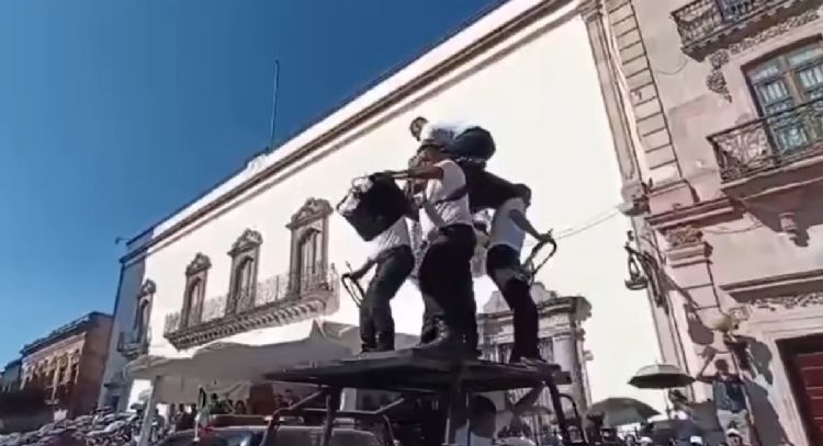 Se caen policías que realizaban una pirámide sobre una patrulla en Zacatecas (Video)