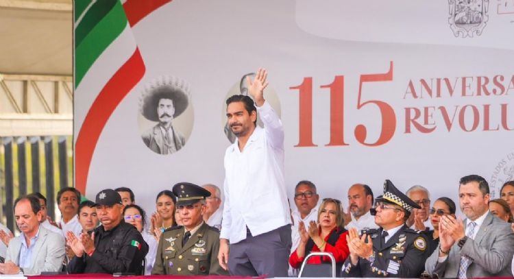 Alcalde de Reynosa abandona desfile para evitar a familiares de desaparecidos