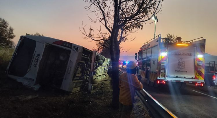 Vuelca autobús turístico en la carretera Morelia-Pátzcuaro; hay siete fallecidos y 20 lesionados