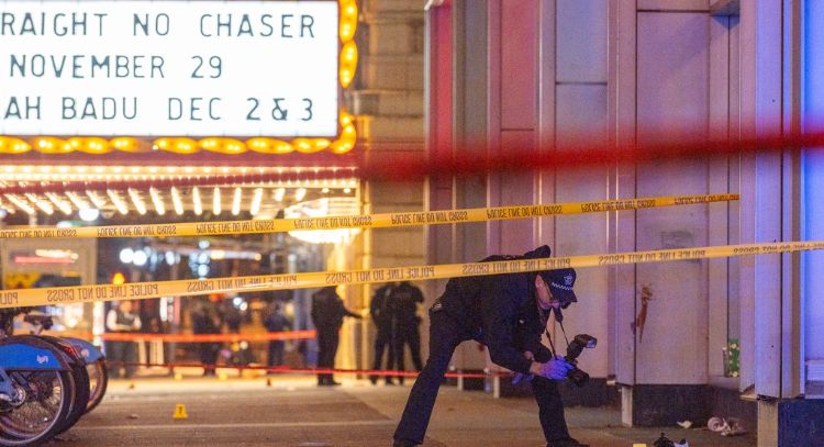 Muere al menos un adolescente y más de 10 de personas resultan heridas en dos tiroteos en Chicago