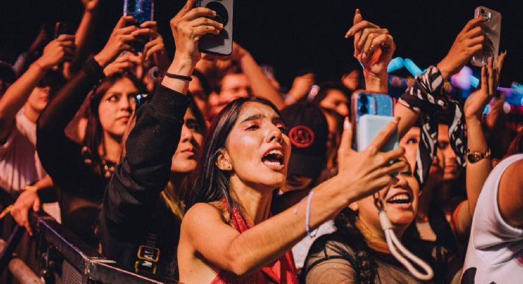 Flow Fest dÃ­a 1: Una generaciÃ³n que graba todo para justificar el gasto