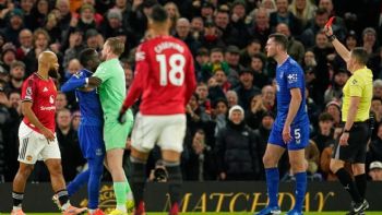 Expulsan a Gueye, futbolista del Everton, por abofetear a un compañero de su mismo equipo (Video)