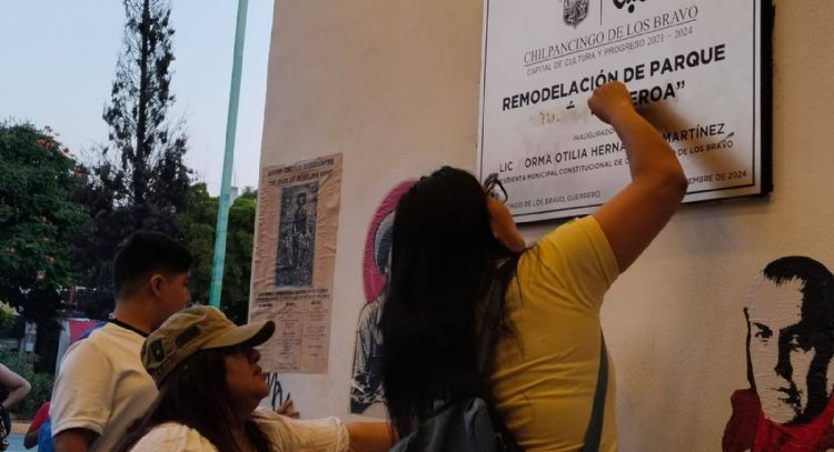 Familiares de víctimas de la “Guerra sucia” protestan por homenaje a Rubén Figueroa en Guerrero