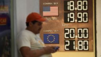 Peso gana mientras el dólar se debilita por posible recorte de la Fed