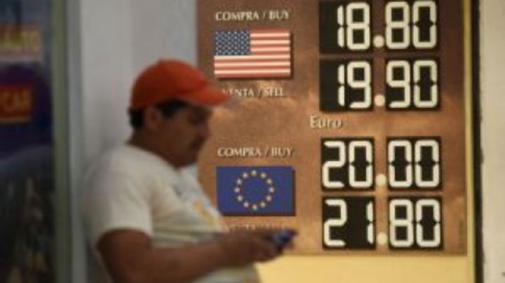 Peso gana mientras el dólar se debilita por posible recorte de la Fed