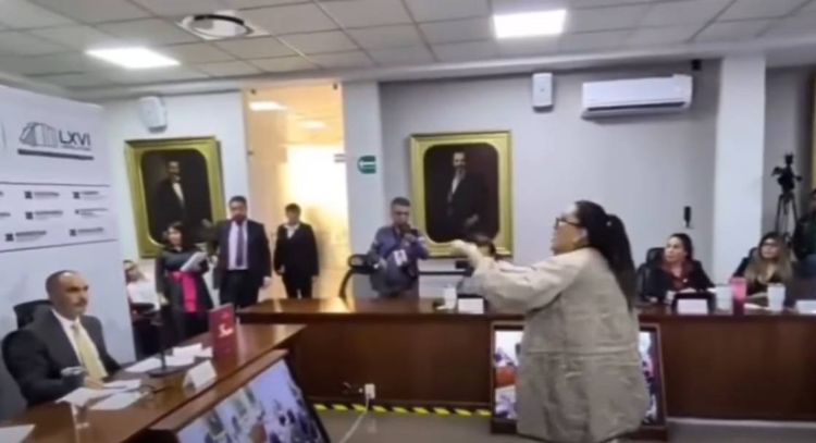 Madre increpa a procurador de Hidalgo por omisiones en denuncia de violencia vicaria y asesinato