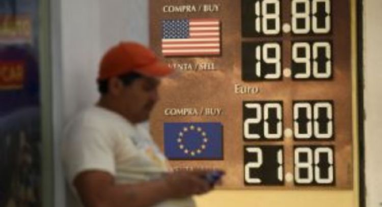 Peso gana mientras el dólar se debilita por posible recorte de la Fed