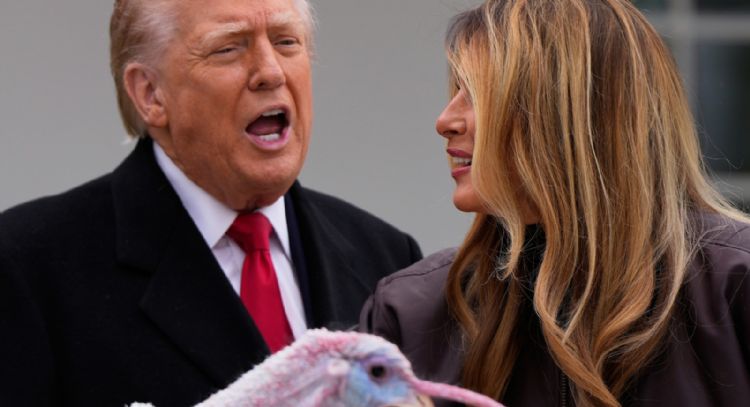 Trump insulta a adversarios políticos en ceremonia de pavos de Acción de Gracias