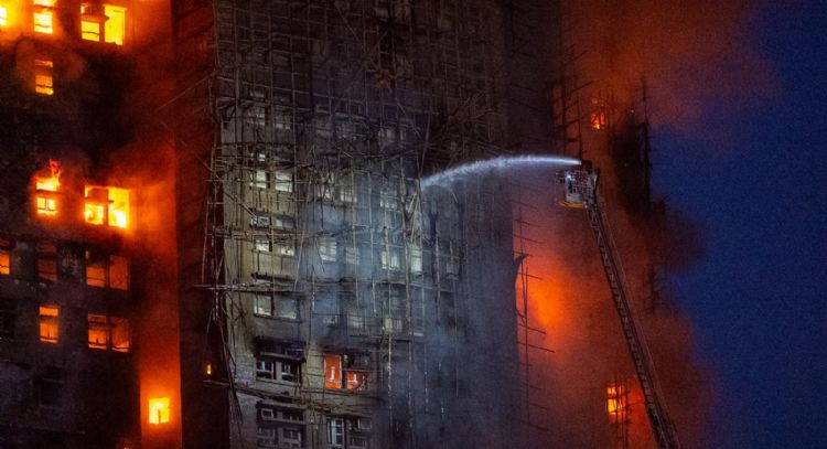 Mueren 13 personas por incendio en complejo de rascacielos residenciales en Hong Kong