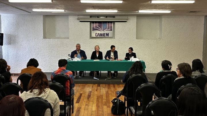 Firman PEN Internacional y Caniem alianza para respaldar libre expresión de escritores y periodistas