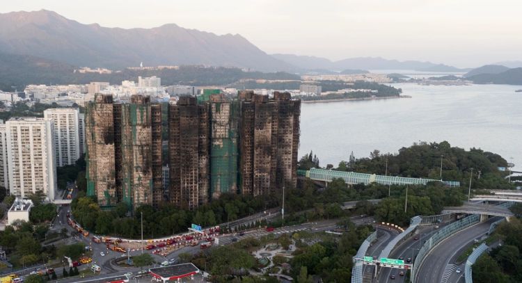 Número de muertos en incendio de un complejo de apartamentos en Hong Kong aumenta a 146