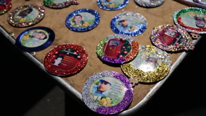 Crean en Ecatepec árbol de Navidad que lleva fotografías de personas desaparecidas