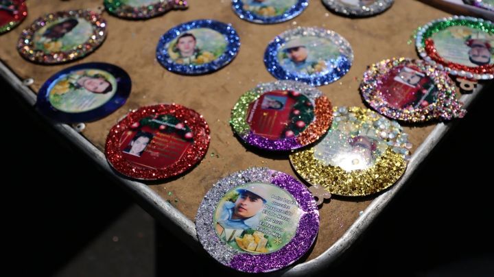 Crean en Ecatepec árbol de Navidad que lleva fotografías de personas desaparecidas