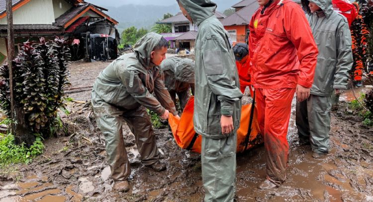 La cifra de muertos por inundaciones en Indonesia supera los 300
