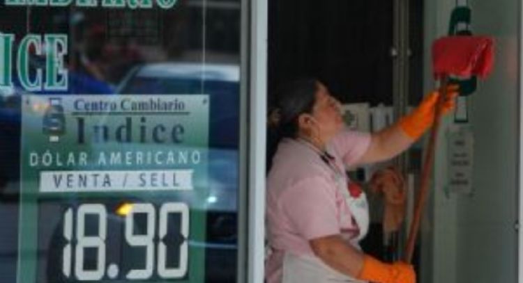 Peso rompe racha negativa, pero sigue el riesgo de depreciación