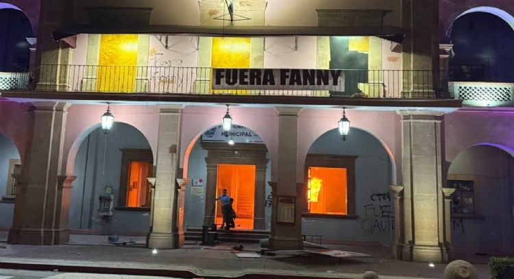 Queman el Palacio Municipal de Apatzingán durante protesta por el asesinato de Carlos Manzo (Videos)