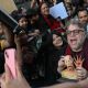 Guillermo del Toro se entrega a sus fans durante alfombra roja de “Frankenstein” en la CDMX (Video)