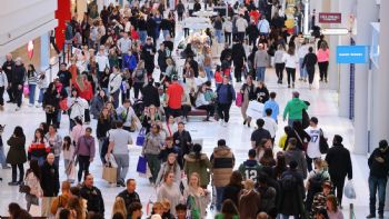 Gastan miles de millones de dólares en Black Friday pese a la incertidumbre económica en EU