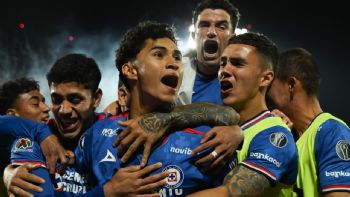 Chicharito falla un penalti y Cruz Azul vence a Chivas para avanzar a las semifinales (Video)