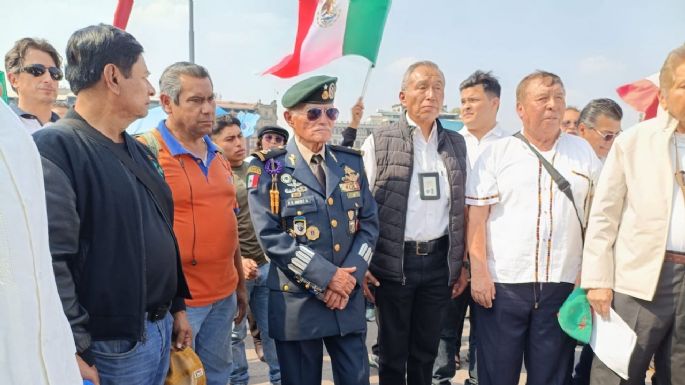Militares en retiro marchan del Ángel al Zócalo; reprochan aumento de cuatro por ciento