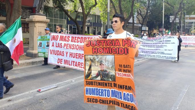 Militares en retiro marchan del Ángel al Zócalo; reprochan aumento de cuatro por ciento