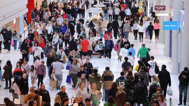 Gastan miles de millones de dólares en Black Friday pese a la incertidumbre económica en EU