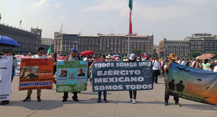 Militares en retiro marchan del Ángel al Zócalo; reprochan aumento de cuatro por ciento