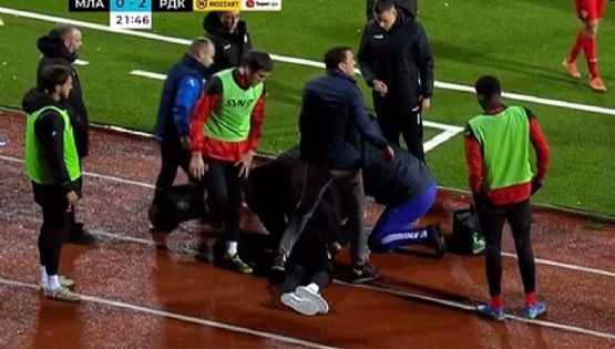 Entrenador de un club serbio muere de un infarto durante un partido de primera división (Video)