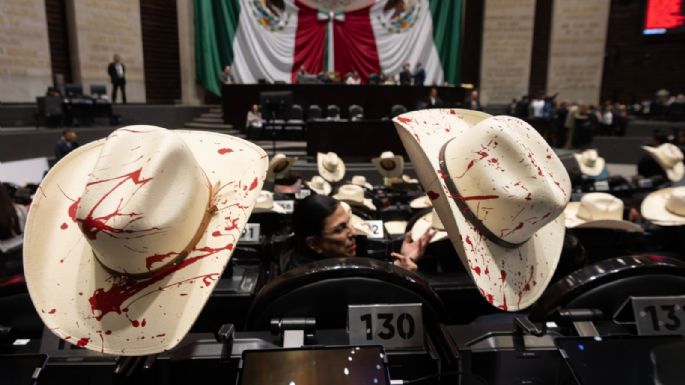 Diputados del PRI protestan con sombreros “ensangrentados” por asesinato de Carlos Manzo (Video)