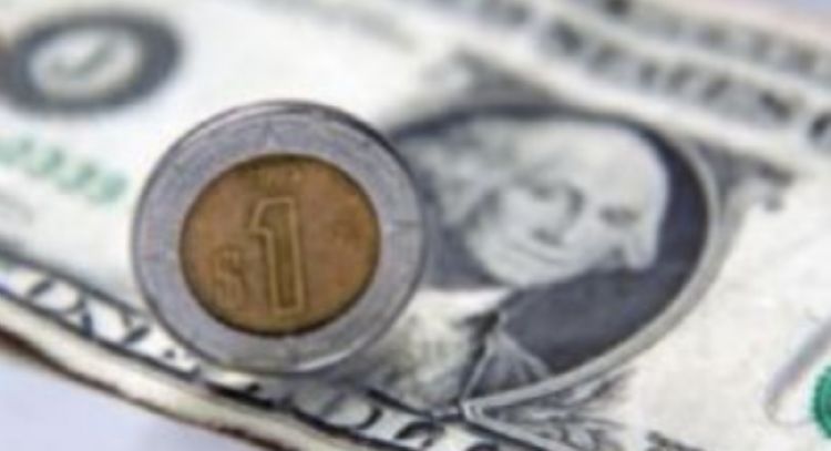 Peso pierde frente al dólar tras comentarios de incumplimiento del T-MEC