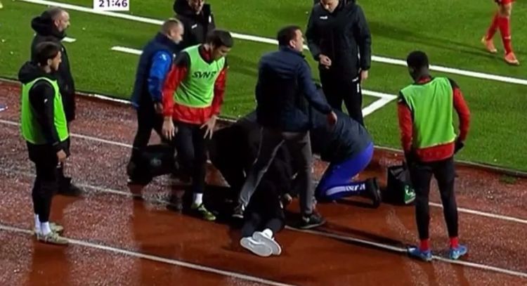 Entrenador de un club serbio muere de un infarto durante un partido de primera división (Video)